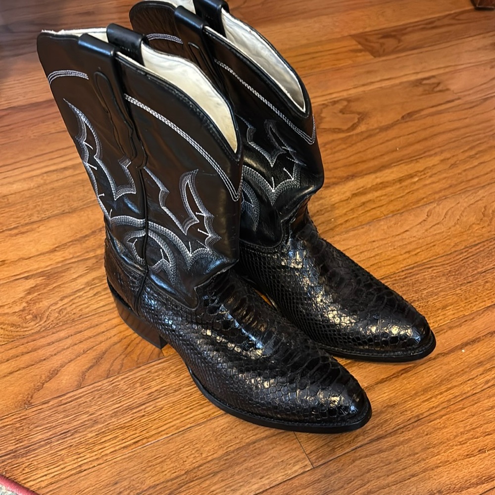 J.B. Dillon Boots
Men’s Black cowboy boots
Size- US 9.5D